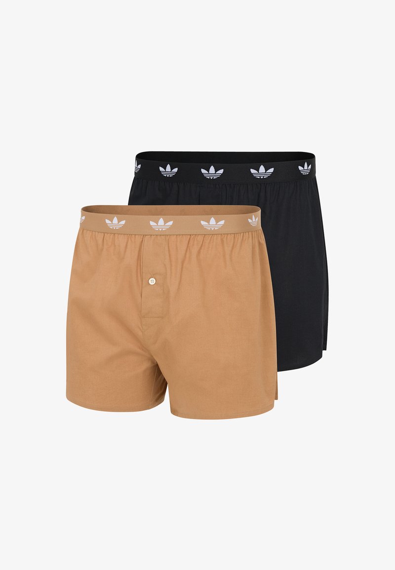 Zwei Boxershorts: eine braune mit einem einzelnen Knopf und eine schwarze. Beide haben elastische Taillenbänder mit einem weißen Logo-Muster.