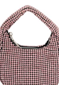 Beaded kabelka s černým základem a růžovým vzorem perliček, s zakřivenou rukojetí a zipovým uzávěrem. Texturovaný, kompaktní design.