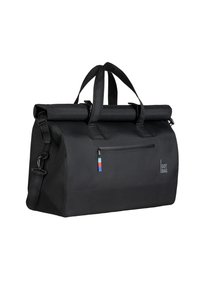 Černá sportovní taška vyrobená z odolného materiálu, s rolovacím uzávěrem, nastavitelným ramenním popruhem a vnější kapsou na zip s barevnými akcenty.