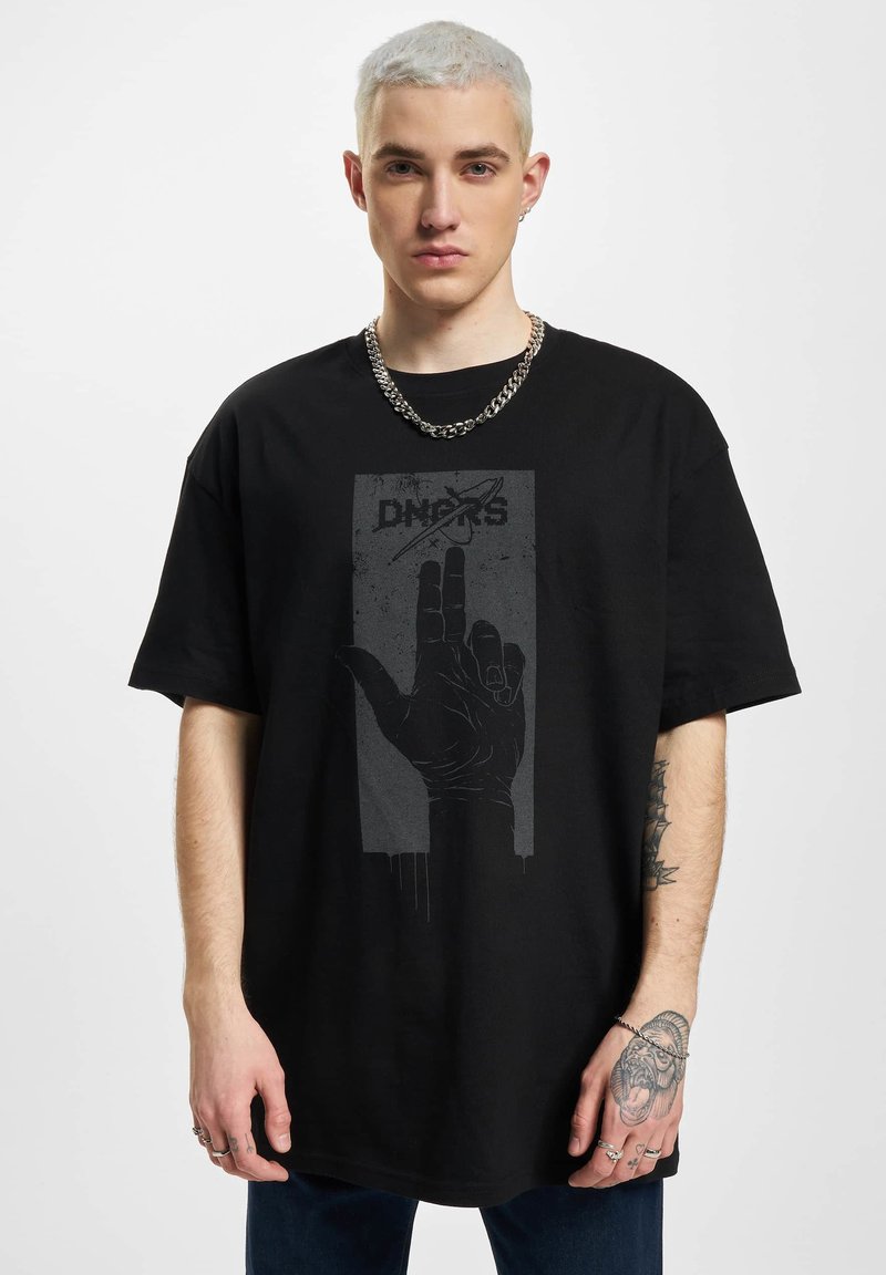 Sort bomulds T-shirt med en grafisk print af en hånd og teksten "DNRS" i grå, oversized pasform med korte ærmer, ingen synlig tekstur.