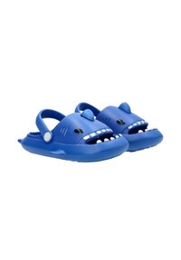 Zuecos de plástico con temática de tiburón azul, que cuentan con una puntera redondeada, un diseño de dientes en forma de corte, tira trasera y acentos en forma de aleta tridimensional.