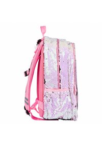 Zaino rosa con paillettes che presenta un'esterno lucido, compartimenti con doppia zip, tessuto testurizzato, spallacci regolabili e una tasca frontale.