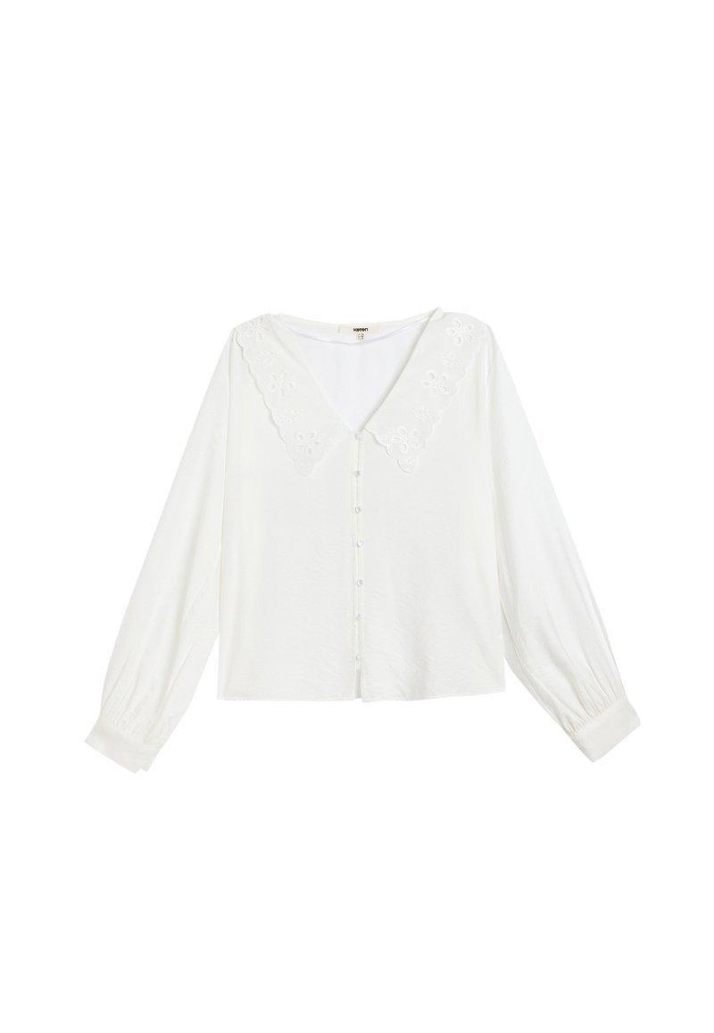 Blusa bianca a maniche lunghe con scollo a V e dettagli in pizzo floreale sul colletto. Presenta una chiusura con bottoni frontali e polsini arricciati. Tessuto setoso.