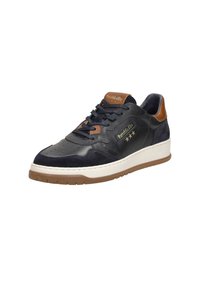 Námořnické kožené tenisky s semišovými akcenty, bílou mezipodešví, hnědým podpatek na patě, zlatým logem a perforovanými detaily na špičce; ploché šňůrky a gumová podešev.