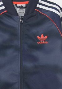 adidas Originals CAMO SUPERSTAR UNISEX - Sportovní bunda - crew blue/white/solar red