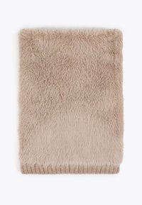 Beige faux fur halsvarmer med en blød, luftig tekstur; har en ribstrikket bund for ekstra stræk og varme.