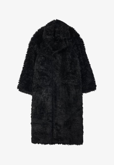 Zwarte nepbontjas met een gestructureerd, harig oppervlak, brede mouwen, een open voorkant en twee zakken aan de voorkant.