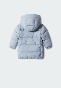 Světle modrá zateplená zimní bunda s kapucí, dlouhými rukávy a elastickými manžetami, zobrazená ze zadní strany na jednoduchém světlém pozadí.