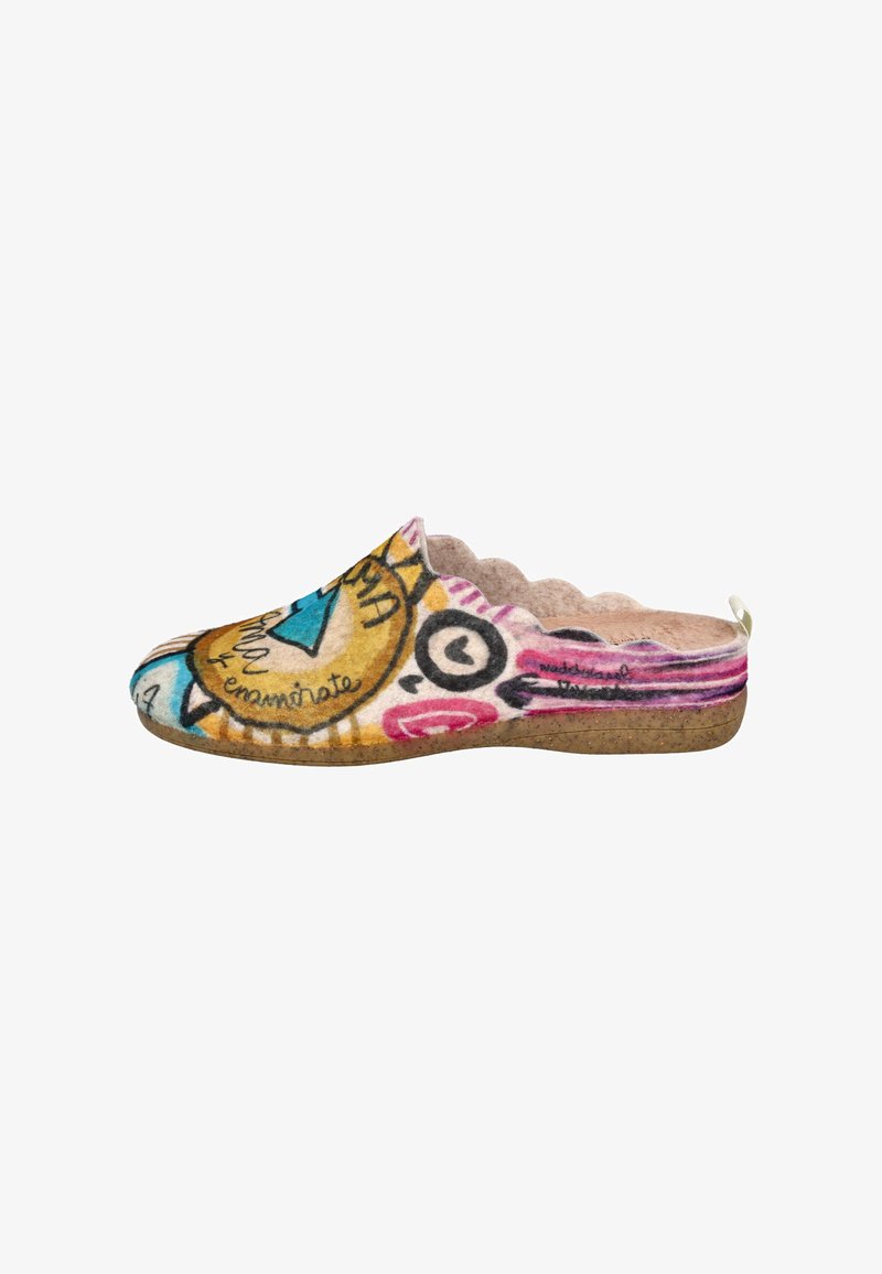 Zapatilla deslizante colorida con patrones abstractos y texto en la parte superior de suave tela y suela marrón texturizada.