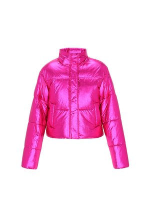 Kiiltävä metallinhohtoinen vaaleanpunainen puffatakki, jossa on korkea kaulus, pitkät hihat, etutaskut ja lyhyt malli valkoista taustaa vasten.