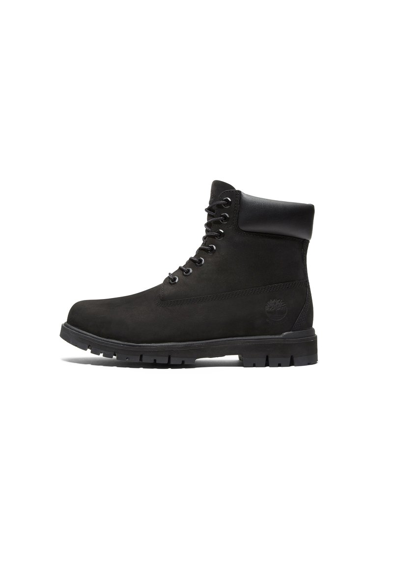 Bottines en daim noir avec un col rembourré, bout rond, devant à lacets à six œillets et semelle en caoutchouc robuste. Présente un logo embossé sur le côté.