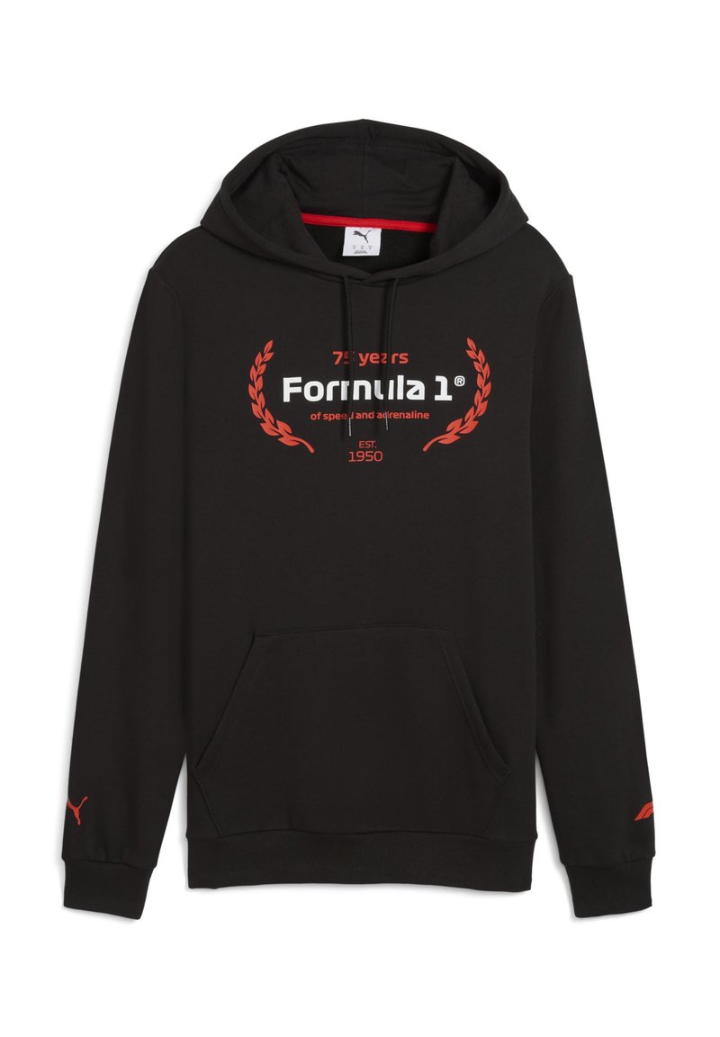 Sort hættetrøje lavet af blødt stof, udstyret med en kængurulomme, hætte med snøre og rød tryk, der viser "75 år Formel 1" med laurbærmotiver.
