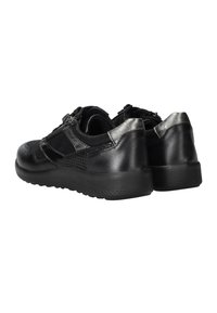 Zwarte sportieve schoenen met een mix van gestructureerd leer en suède, metalen accenten en een gevoerde zool voor comfort. Details met ritssluiting.