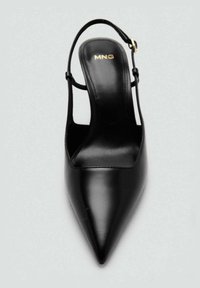 Chaussure slingback en cuir noir avec un bout pointu, texture lisse, design minimaliste, et un logo doré sur la semelle intérieure.