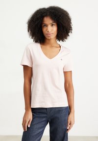 GANT - REG SHIELD V-NECK - Základné tričko - faded pink Miniatúrny obrázok 1