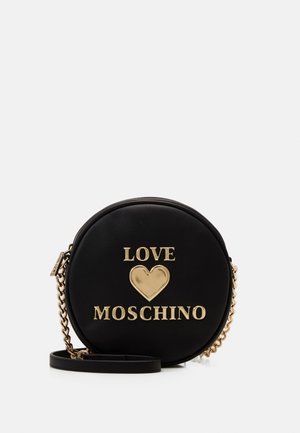 Runde schwarze Handtasche mit goldenem Kettenriemen und goldenen Buchstaben, die "LOVE" über einem Herz und "MOSCHINO" darunter auf der Vorderseite buchstabieren.