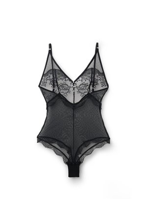 Černý korzetový overal z krajky s květinovým vzorem, hlubokým výstřihem, nastavitelnými ramínky a vroubkovanými okraji. Měkký síťovaný materiál se zapínáním na knoflíky.