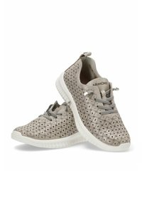 Zapatillas de deporte gris claro con una superficie texturizada y con patrón, suelas de goma blanca, cordones grises y una pestaña de tirón en el talón.