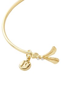Bracelet en or avec un charm en libellule, deux perles et une étiquette ronde. Métal lisse et épuré avec un design léger.