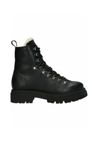 Bota de senderismo de cuero negro con un acabado texturizado, suela gruesa y ojales metálicos. Cuenta con un collar forrado de piel y una lengüeta.