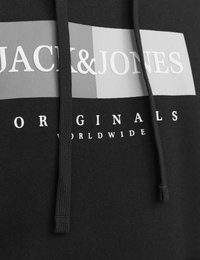 Czarna bluza z kapturem z białym i szarym napisem "JACK&JONES" oraz "ORIGINALS". Materiał jest teksturowany, z sznurkami ściągającymi i klasycznym krojem.