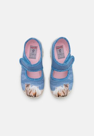 Chaussures d’enfants bleues avec semelles intérieures roses, bandes velcro et images de chevaux sur le dessus avant.