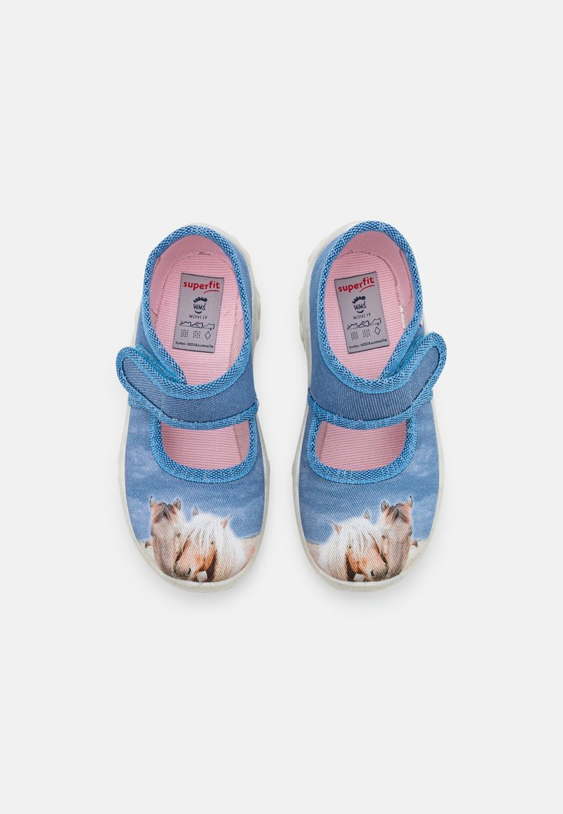 Chaussures d’enfants bleues avec semelles intérieures roses, bandes velcro et images de chevaux sur le dessus avant.