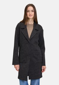 Donkergrijs coat van gestructureerde stof, met een ingesneden kraag, twee voorzakken en een enkele knoopsluiting voor een getailleerde uitstraling.