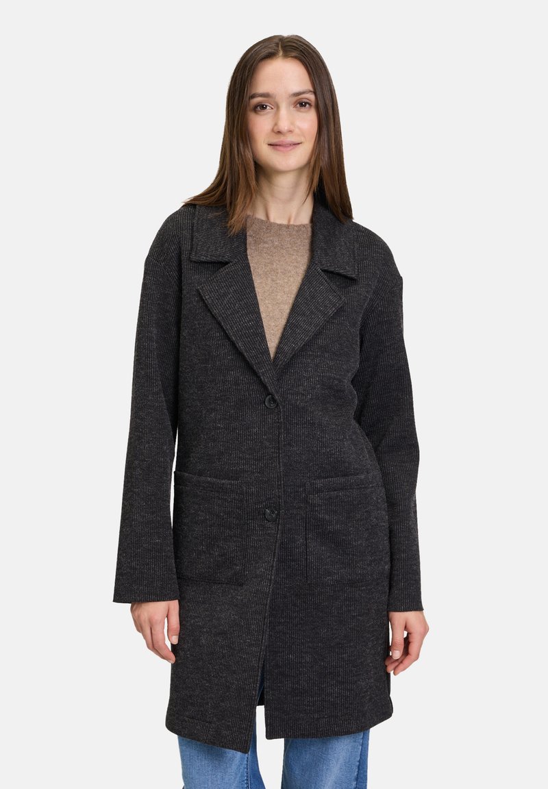 Donkergrijs coat van gestructureerde stof, met een ingesneden kraag, twee voorzakken en een enkele knoopsluiting voor een getailleerde uitstraling.