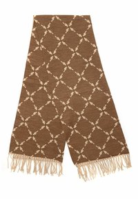 Brązowy szalik z beżowym krzyżowym wzorem i skręconymi frędzlami po obu końcach, ułożony na białym tle.