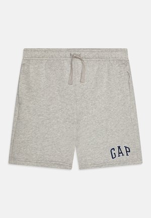Pantaloni corti grigi in cotone con vita elastica, dotati di cordino e logo "GAP" ricamato in blu navy sulla gamba sinistra. Vestibilità casual e comoda.