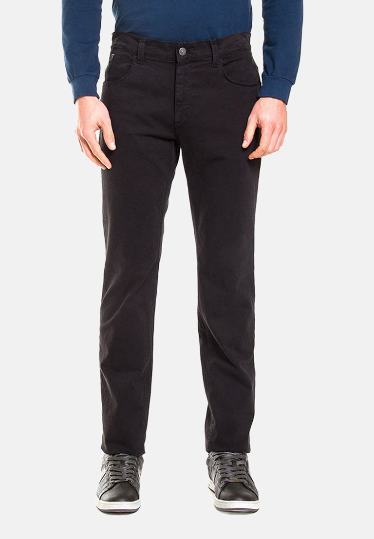 Pantaloni neri in misto cotone con una vestibilità slim, dotati di tasche anteriori, chiusura con bottone e dettagli di cucitura sottili. Abbinati a sneakers nere.