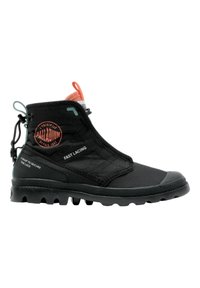 Botín negro de tela con un diseño texturizado, que cuenta con un sistema de cordones rápidos, suela de goma y colores de acento en naranja y azul verdoso.