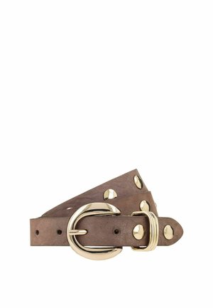Bruine leren riem met grote afgeronde gouden gesp en gouden studs langs de lengte, opgerold op een witte achtergrond.
