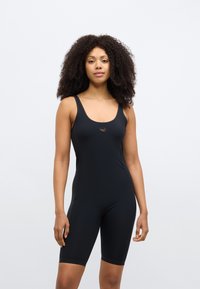 Čierne jednodielne plavky s výstrihom do U, bez rukávov a nohavičkami dĺžky po kolená. Vyrobené z hladkého materiálu s kontrastným prešívaním.