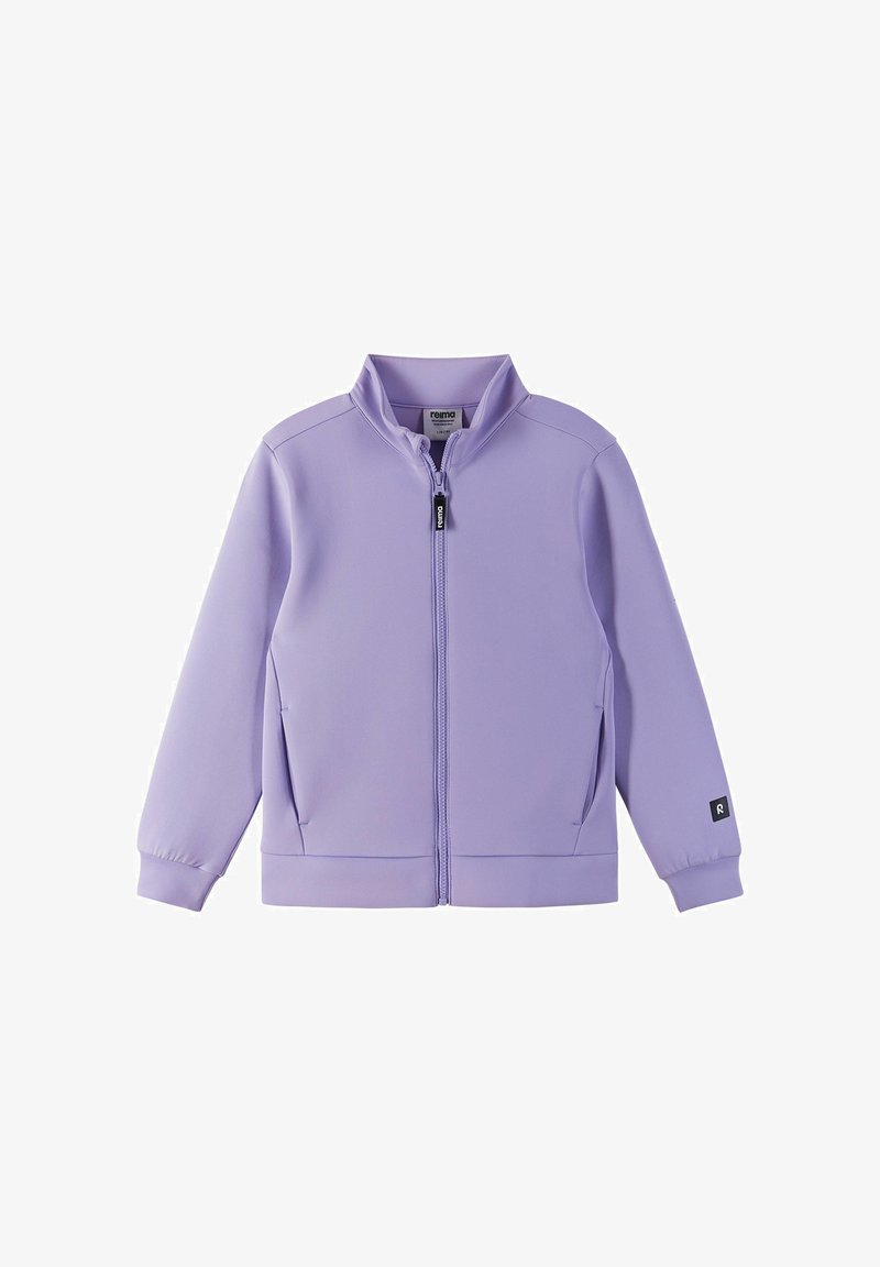 Helle lila Zip-Jacke mit hohem Kragen, langen Ärmeln und zwei Seitentaschen. Mit einem Logotag am unteren Arm. Haptisch glatt.