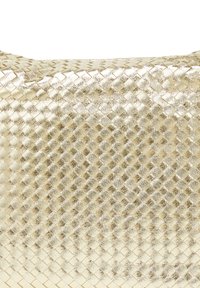 Szövetkezett fémpénz arany clutch, texturált felülettel, gyémánt mintával és sima szélekkel. Kompakt téglalap alakú.