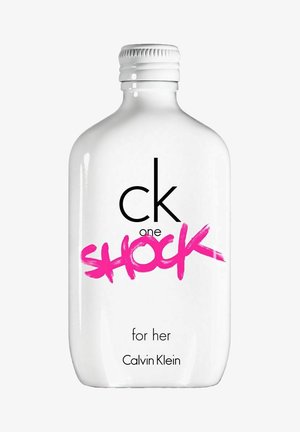Valkoinen pullo, jossa on rohkeat tekstit "ck one SHOCK" vaaleanpunaisella värillä, ruuvikorkki, ja pohjassa labelit "for her" ja "Calvin Klein".