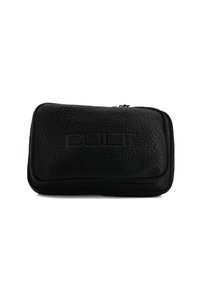 Portafoglio in pelle nera con superficie texture, dotato di chiusura con zip e logo impresso sulla parte anteriore. Forma compatta e rettangolare.