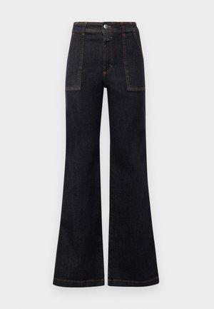 Flare mørk denim jeans med høy midje, med oransje sømmer og to frontlommer. Glatt tekstur, ren finish, klassisk design.