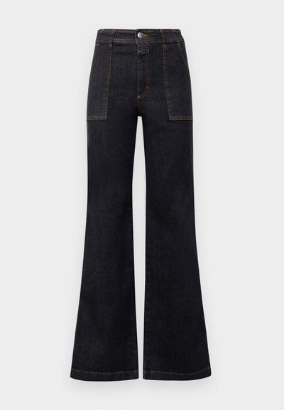 Calças de ganga escuras com boca de sino e alta cintura, apresentando costura laranja e dois bolsos frontais. Textura suave, acabamento limpo, design clássico.