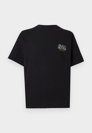 Camiseta negra de manga corta con pequeño texto "PALAZZO DELLE ROSE" en blanco en el área del pecho izquierdo.