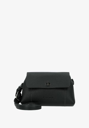 Svart läder crossbody-väska med strukturerad yta, magnetisk stängning, justerbar rem och präglad logotyp på framsidan.