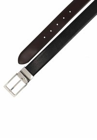 Cintura in pelle con un lato nero texturizzato e un lato marrone liscio, dotata di una fibbia quadrata in argento e numerosi fori di regolazione.