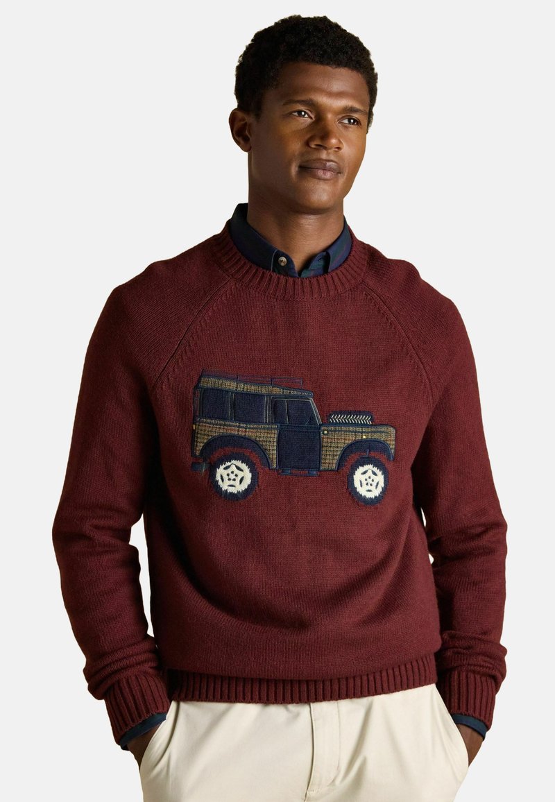 Burgundská pletená sveter s vyšívaným dizajnom vozidla, okrúhlym výstrihom, rebrovanými manžetami a lemom a textúrovanými detailmi na vozidle.