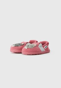 Sæt af lyserøde børneslippers med grå museansigt, hår og små sløjfer på tæerne, med strukturerede såler og sidelapper.