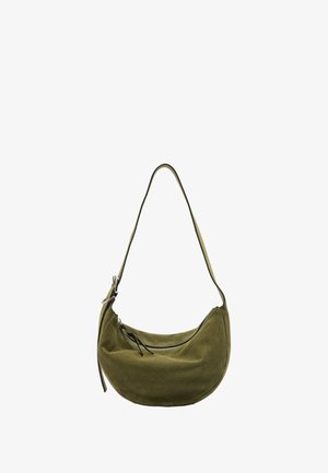 Oliwkowa zamszowa torba na ramię o zaokrąglonym kształcie, z pojedynczym paskiem i zamknięciem na górze na zamek błyskawiczny. Posiada teksturę materiału oraz ozdobne okucia.