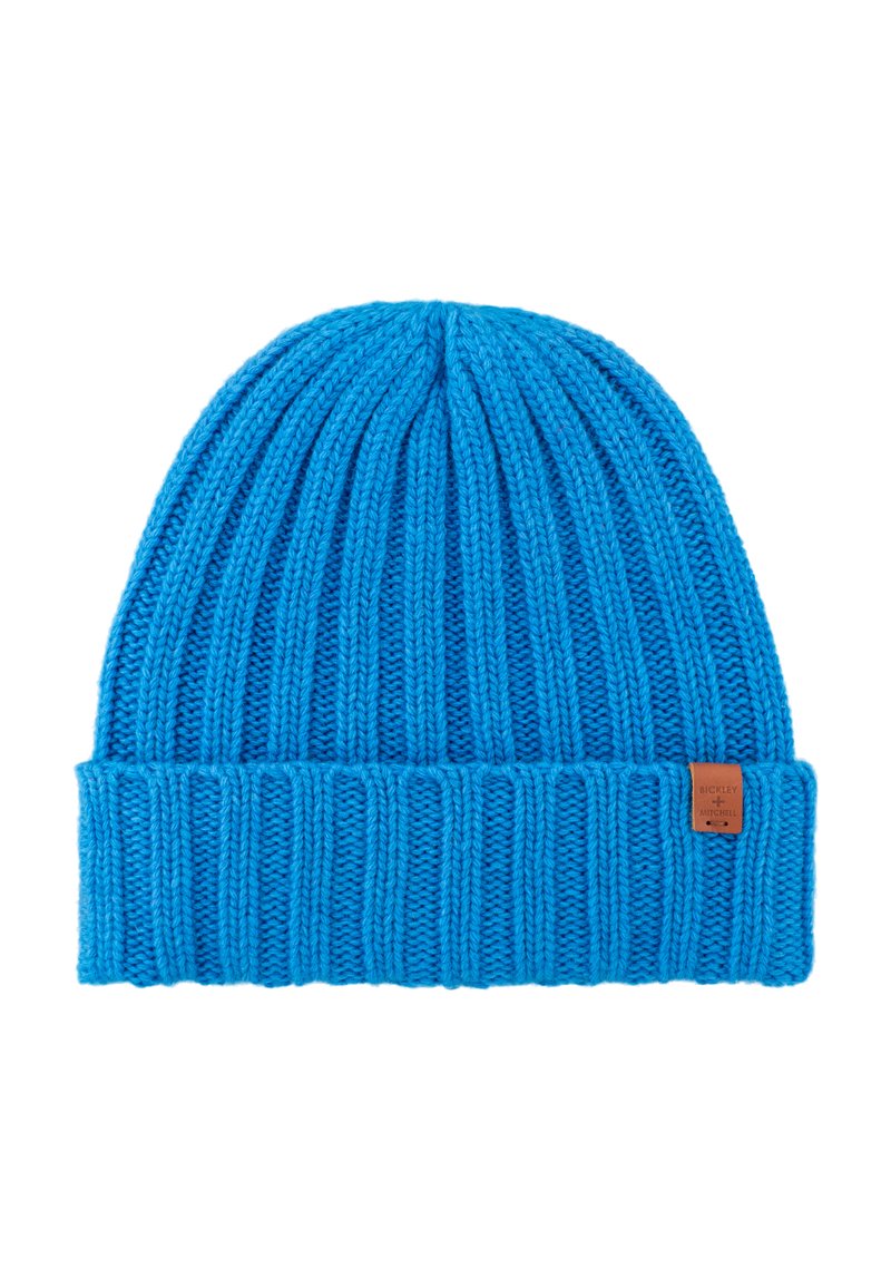 Niebieska dzianinowa czapka z prążkowanym wzorem i zawiniętym mankietem. Posiada małą brązową metkę z logo po boku. Wykonana z miękkiego, elastycznego materiału.