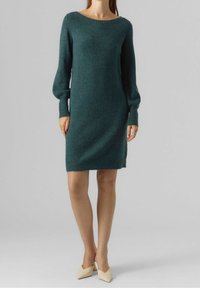 Mörkgrön stickad klänning med båthals, långa ballongärmar och en lätt avslappnad passform, som slutar ovanför knäet.
