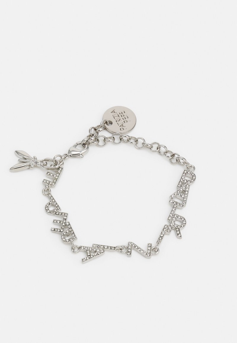Bracelet en argent composé de maillons en forme de lettres ornés de strass clairs. Comprend un petit pendentif en forme de feuille et une médaille circulaire de marque.